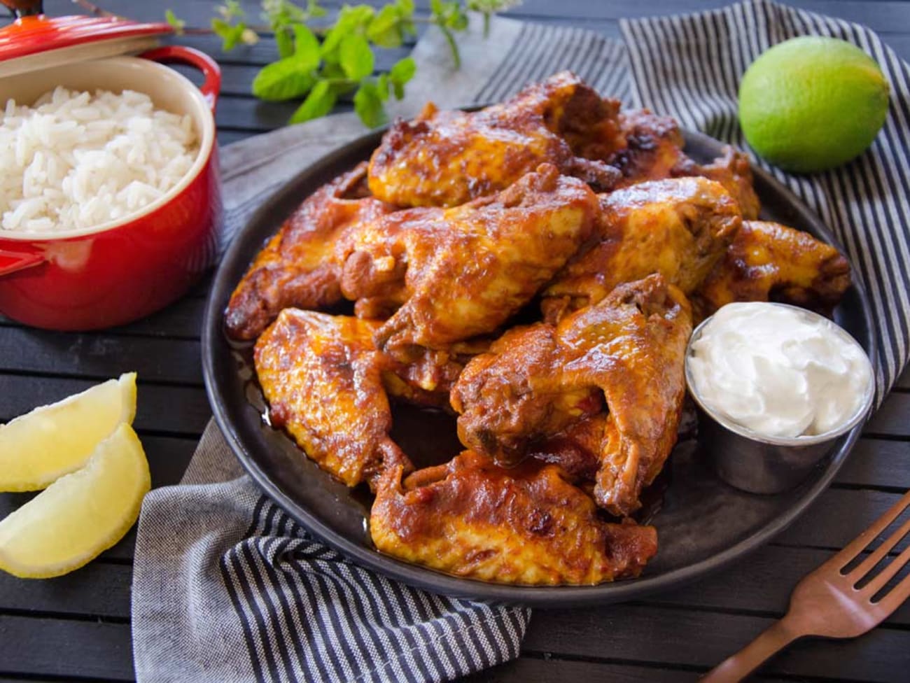 Ailes De Poulet Barbecue Et Poitrine De Poulet Dans Une Grille De