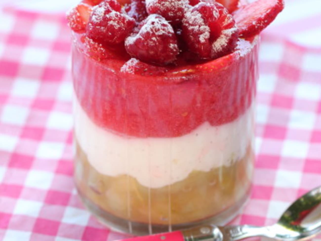 Fraises et framboises sur mousse de fromage blanc et compote de