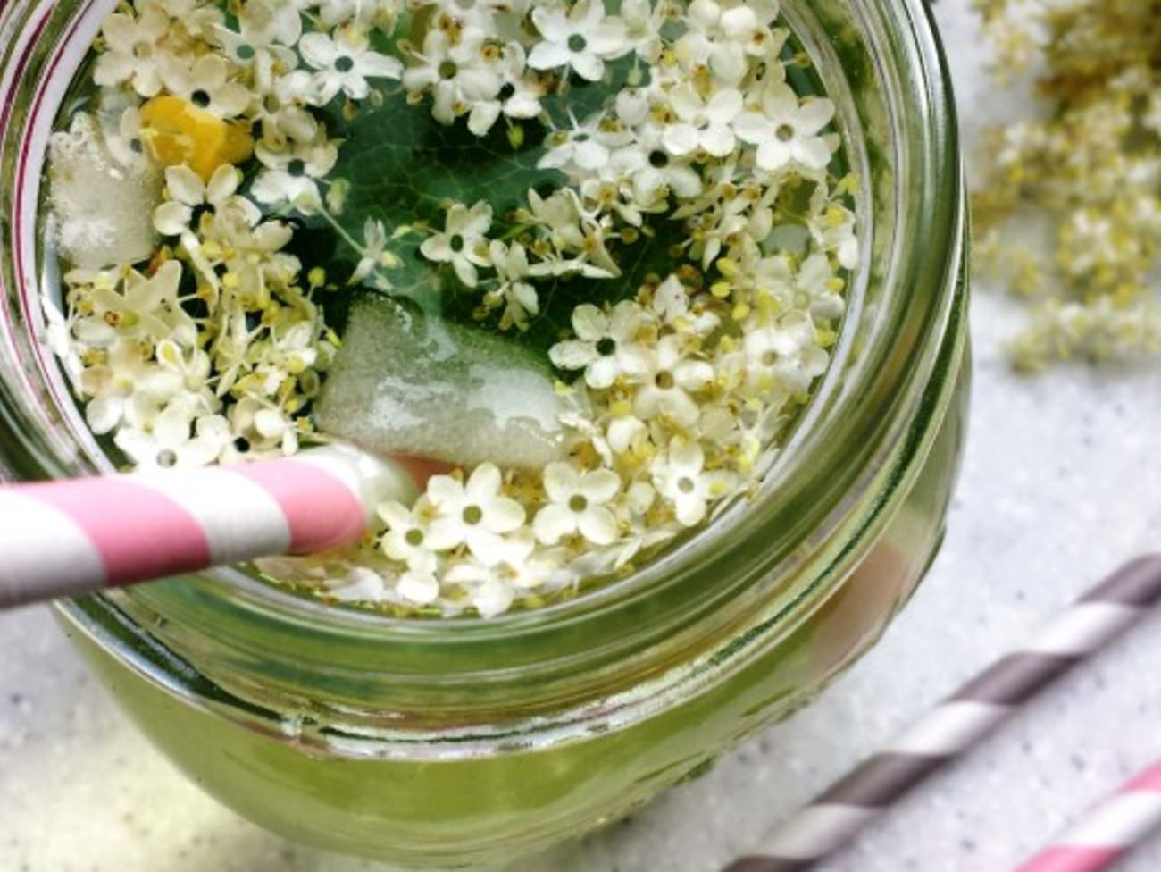 Sirop de fleurs de sureau légèrement citronné - Recette par Chef Simon