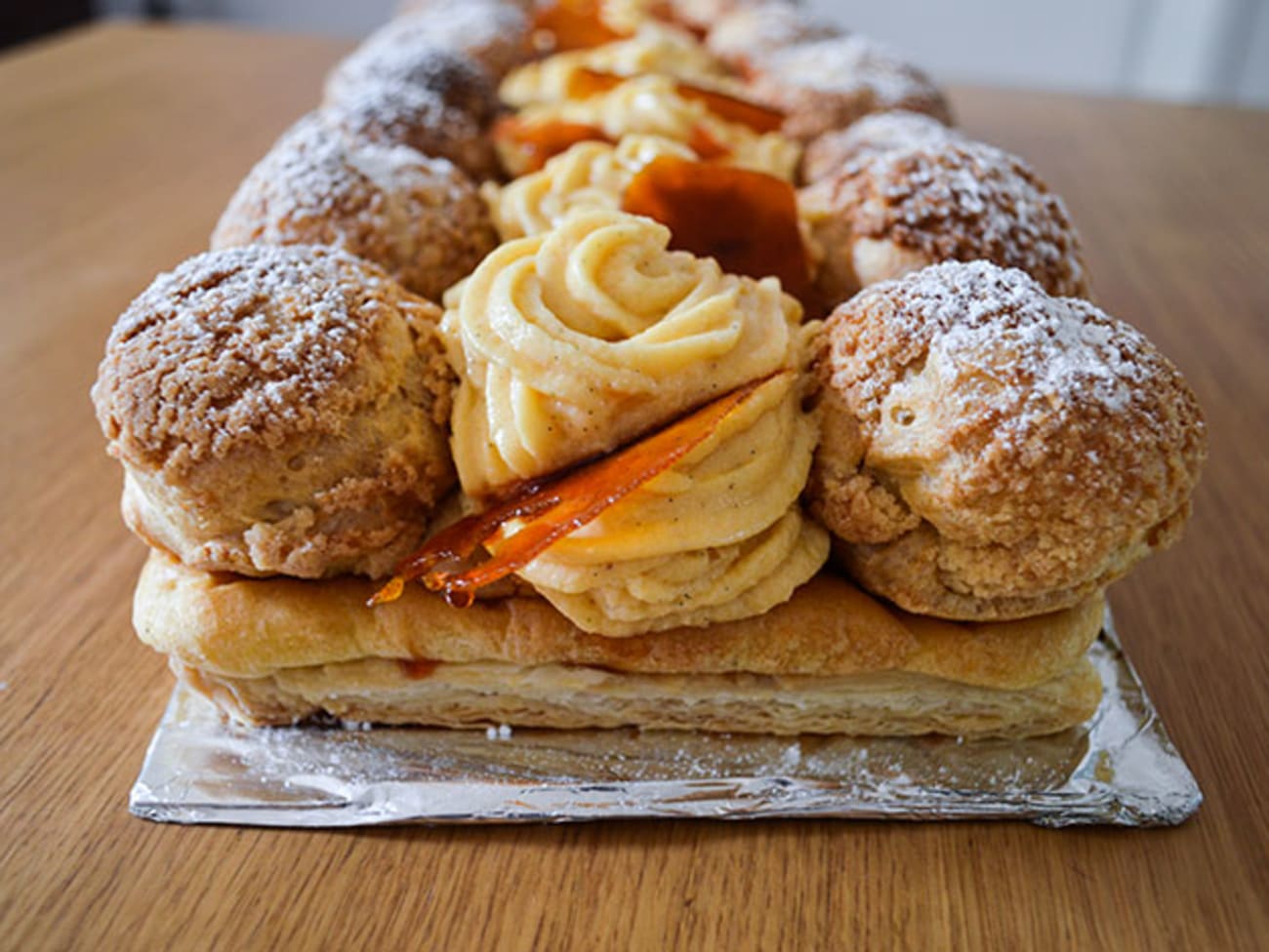 Saint-honoré vanille, feuilletage viennois et petits choux