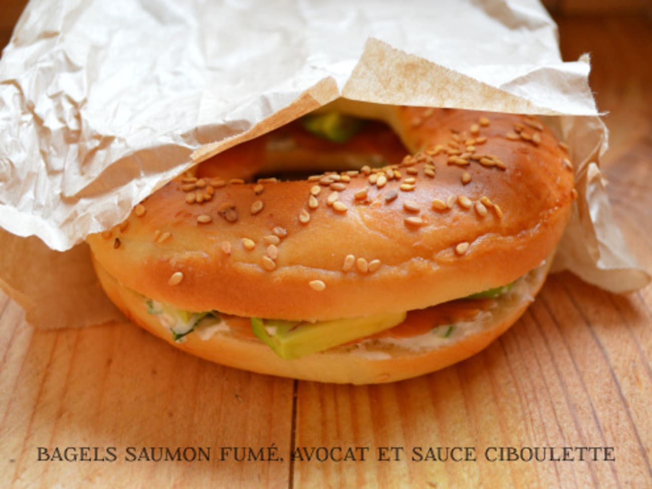 Bagels saumon fumé, avocat et sauce ciboulette - Recette par Plaisir et