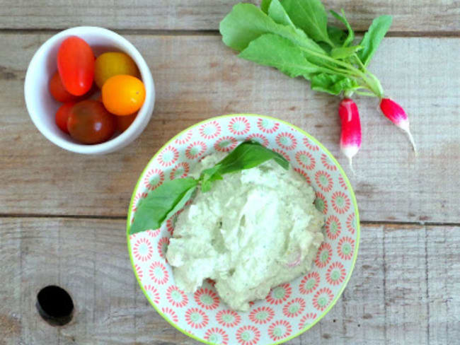 Sauce dip radis, fromage frais et basilic