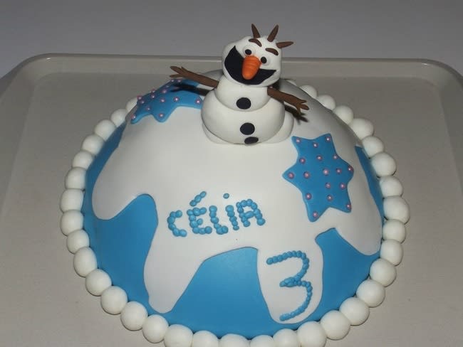 Gateau En Pate A Sucre Olaf De La Reine Des Neiges Recette Par Ca Ne Sent Pas Un Peu Le Brule La