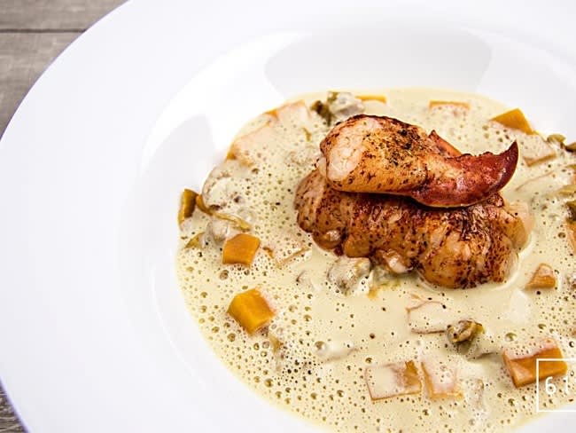 homard dans son bain accompagne de girolles et patates douces recette par 61 degres