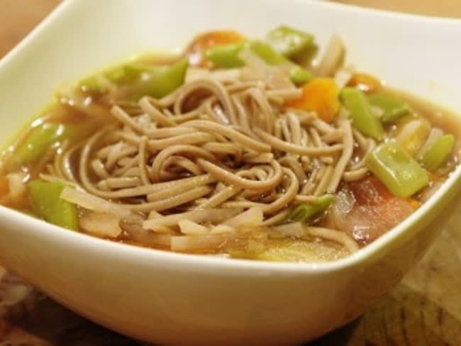 Soupe au miso, radis noir et nouilles soba