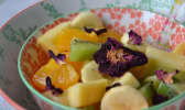 Salade de fruits d'hiver à l'hibiscus et à la rose