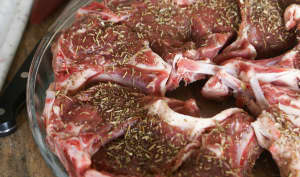 Côtes d'agneau grillées à la crème d'ail