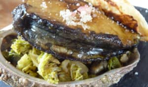 Ormeaux poêlés sur embeurrée de choux