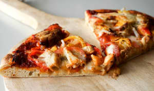 Pizza au poulet fumé et pesto