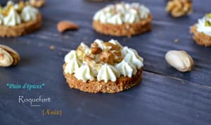 Canapés de pain d'épices, crème de roquefort et fruits secs