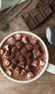 Une tasse de chocolat chaud avec mini guimauves
