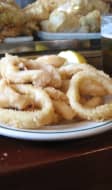 Assiette de calamars frits en tapas au comptoir