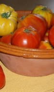 Récolte de tomates anciennes dans un saladier en terre cuite