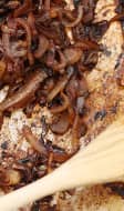 Oignons caramélisés dans une poêle