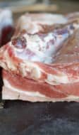 Morceau de poitrine porc crue