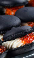 Macarons noir au cream cheese et oeufs de saumon