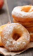 Beignets aux pommes et pommes sur table bois