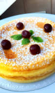 Gâteau magique sur assiette blanche