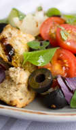Salade de tomate, pain et olives