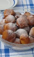 Bol de beignets sur nappe à carreaux bleus