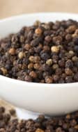 Poivre de Sarawak dans un bol blanc