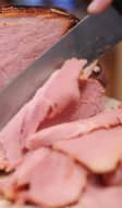Jambon à l'os en train d'être tranché