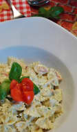 Assiette de farfalle, crème fraîche et tomates.