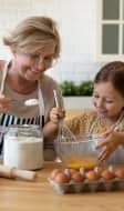Grand-mère et petite fille en train de pâtisser