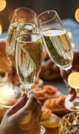 3 personnes trinquent le soir de la Saint-Sylvestre avec des flutes de champagne