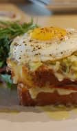 Croque-madame et salade dans une assiette