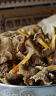 Chanterelles dans un plateau