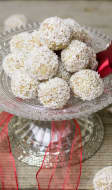 Boules de coco dans un ramequin
