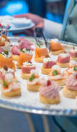 Hors-d'oeuvres divers et variés sur un plateau