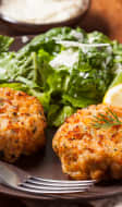 Assiette de crab cakes et rondelle de citron