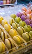 Macarons dans la vitrine d'une pâtisserie