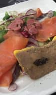 Salade saumon, foie gras, cous farcis, gésiers, magrets séchés.