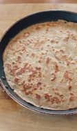 Crêpe sans gluten cuite dans une poêle
