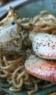 Pinces de crabe et nouilles à l'ail