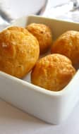 Gougères dans une assiette
