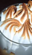 Meringue sur une coupe d'entremets