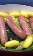 Saucisse, chou et pommes de terre dans une cocotte
