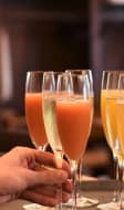 Verres de cocktails au champagne sur un plateau
