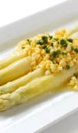 Assiette d'asperges blanches à la flamande