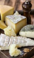 Assortiment de fromages français sur bois