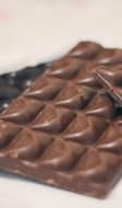 Tablettes de chocolat à croquer noir et au lait