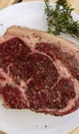 Côte de boeuf crue assaisonnée sur assiette