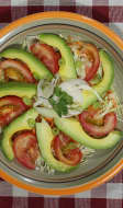 Salade à l'avocat, tomate et oignon