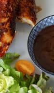 Bol de sauce BBQ avec poulet fumé et salade