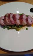 Râble de lapin farci, saucisse, petits pois, crème de carottes et purée de noix marinées