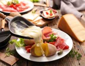 Réussir une raclette conviviale et généreuse